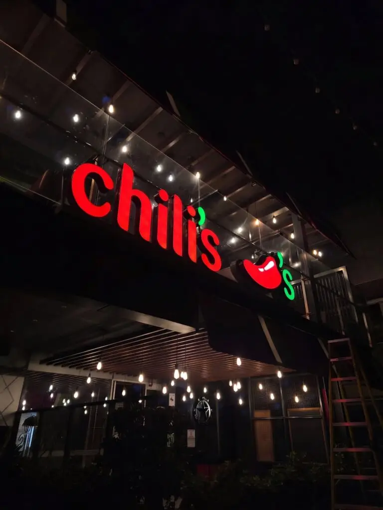 letrero iluminado para chilis con viniles 3M