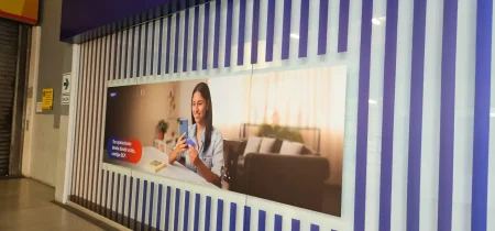fachada con afiche en vinil impreso