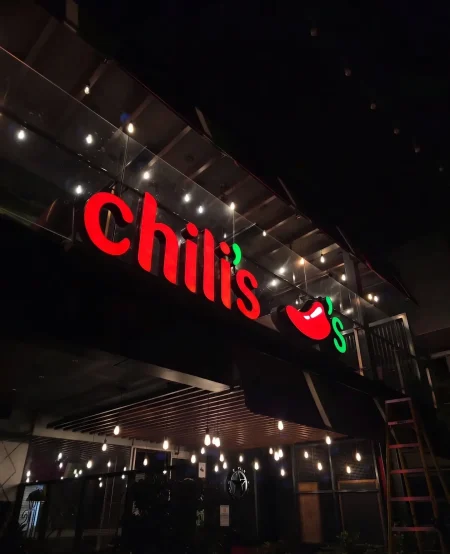 letrero iluminado para chilis con viniles 3M
